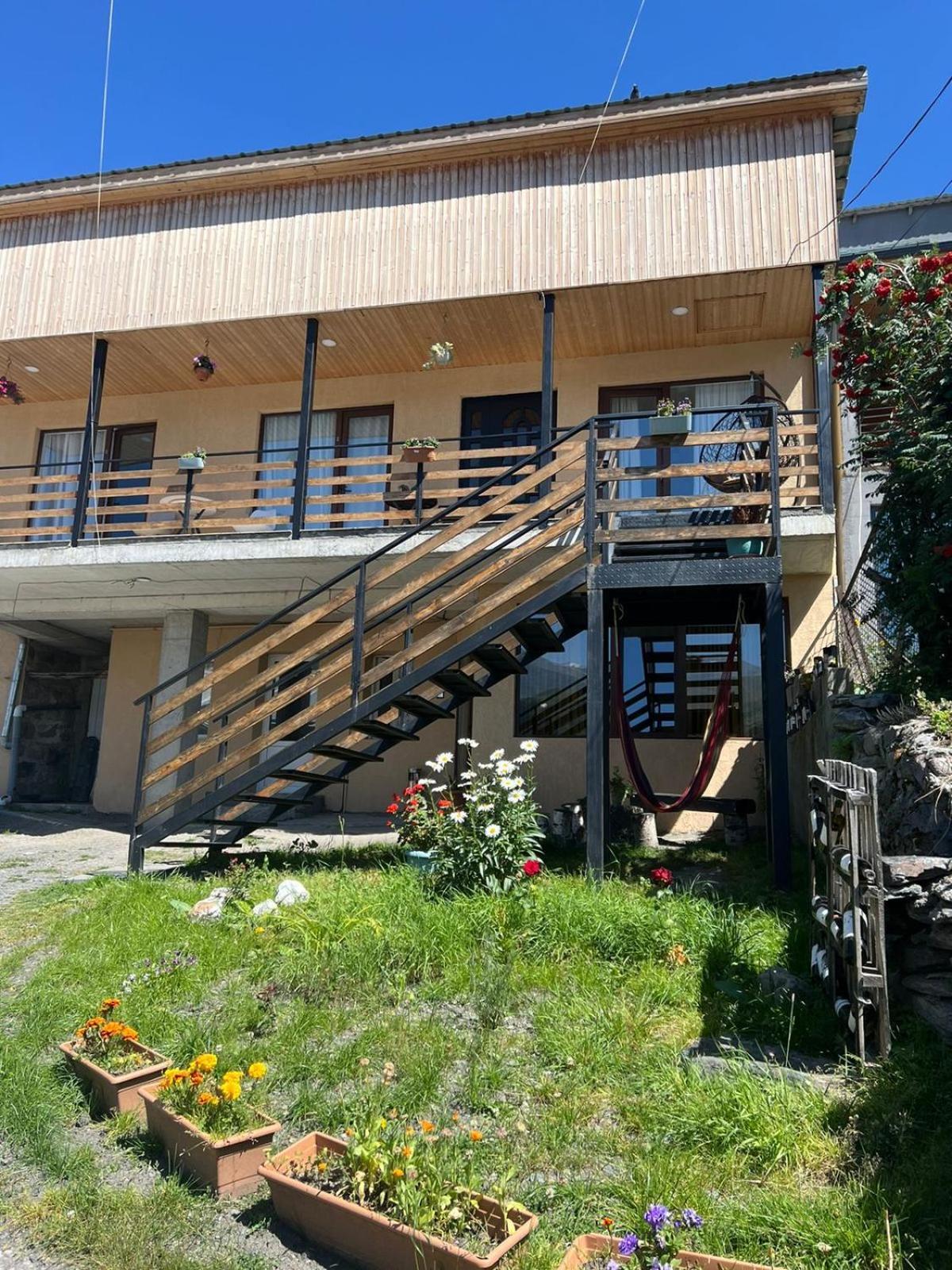 Guesthouse Relax In Kazbegi Eksteriør billede
